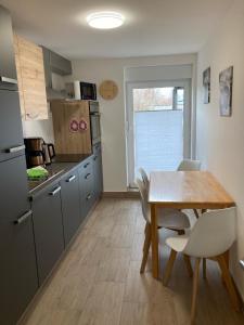 eine Küche mit einem Holztisch und einem Esszimmer in der Unterkunft Ferienwohnungsvermietung Leitel in Brandenburg an der Havel