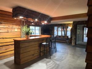 Fotografie z fotogalerie ubytování Bridge Inn Tomahahwk - 1st Floor, Room 106,1 King Bed, Pet Friendly, Laminate Wood Flooring, Walkout, River View, Price Includes 1 Pet Fee v destinaci Tomahawk
