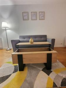 sala de estar con sofá y mesa de centro en Appartement a proximité aéroport paris Orly en Antony