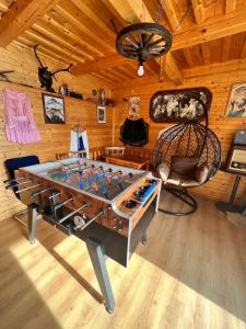 ein Zimmer mit einer Tischtennisplatte in einer Hütte in der Unterkunft Chatka Hanka in Terchová