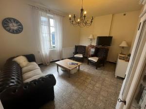 a living room with a leather couch and a coffee table at Monte Vinea in Montouliers