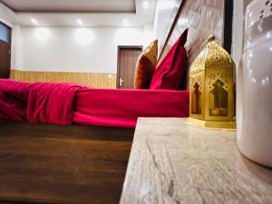uma sala de estar com um sofá vermelho e uma mesquita dourada em COMFORTABLE STAY em Nova Deli
