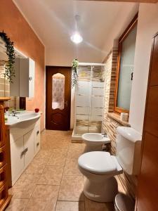 een badkamer met 2 toiletten en een douche bij Modigliani house posizione strategica bilo in Bruino