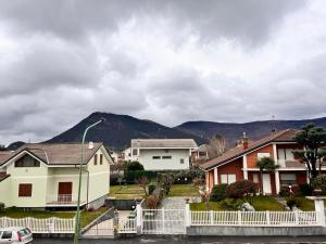 um grupo de casas com montanhas ao fundo em Modigliani house posizione strategica bilo em Bruino