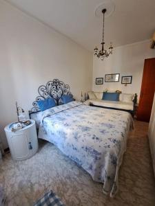 ラパッロにあるZaffiro apartment with parkingの大きなベッドとシャンデリアのある寝室