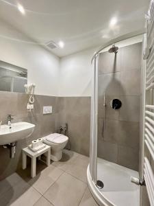 łazienka z prysznicem, toaletą i umywalką w obiekcie Piccole suite di charme w Turynie +37 zdjęć