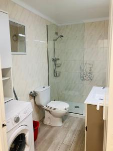 ein Bad mit einem WC und einer Glasdusche in der Unterkunft 1014 Apartamento al lago San Maurici con 1 habitación y piscina in Empuriabrava