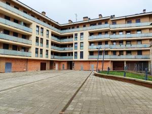 an empty parking lot in front of a building at Verarlanza Lerma Burgos in Lerma