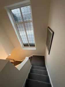 um edifício com uma clarabóia e escadas com uma janela em House in London near O2, Greenwich & Canary Wharf em Eltham