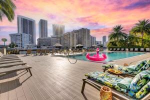 a rooftop pool with a view of a city at Modern Condo - Amazing Pool - Gym - Balcony in Hallandale Beach