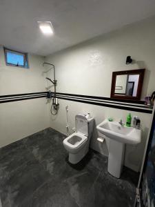 y baño con aseo y lavamanos. en Little Villa Guest House en Ahangama