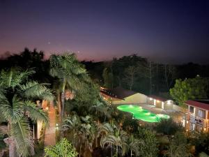 Bazén v ubytování Royal Tiger Luxury Resort nebo v jeho okolí