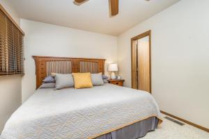 Schlafzimmer mit einem Bett mit einem Kopfteil aus Holz in der Unterkunft Spring Creek Golf Villa 5 in Galena
