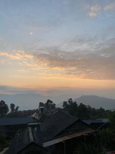 una vista de la puesta de sol desde el techo de una casa en Homestay Man Hiếu en Bản Hon