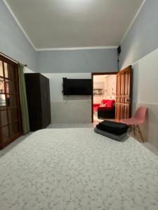 - une chambre avec un lit et un canapé rouge dans l'établissement Miel, à Tinogasta