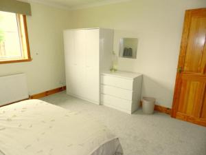 A bed or beds in a room at Annexe Meadowbank Dumfries