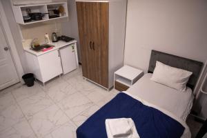 1 dormitorio pequeño con 1 cama y cocina en Studio in a social environment en Estambul
