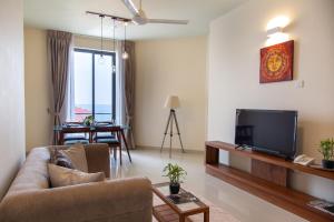 TV a/nebo společenská místnost v ubytování Marine Suites