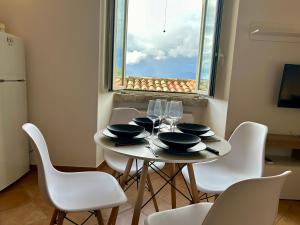 斯佩隆加的住宿－Sperlonga Paradise Central Loft，餐桌、椅子和窗户