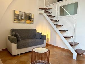 salon z kanapą i schodami w obiekcie Sperlonga Paradise Central Loft w mieście Sperlonga