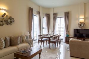 un soggiorno con divano e tavolo di Marine Suites a Colombo