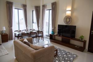 TV a/nebo společenská místnost v ubytování Marine Suites