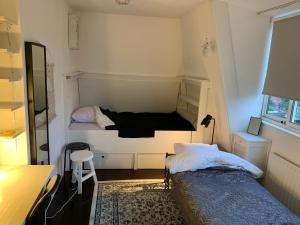 Kleines Zimmer mit 2 Betten und einem Schreibtisch. in der Unterkunft Van der Welle - Ndd in Amsterdam