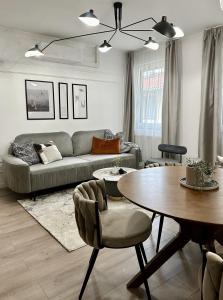 sala de estar con sofá y mesa en D26 Luxury Suites, en Budapest
