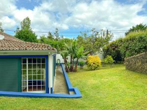 una casa de perros con un tobogán en un patio en WelcomeBuddy - Casa Tia Néné - Green Glassyard, en Lagoa