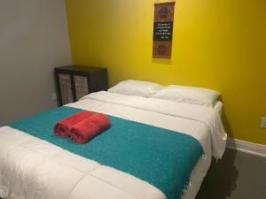 uma cama com uma toalha vermelha e azul em Contemporary Queen Room Near Horseshoe Fall em Cataratas do Niágara