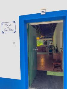 eine Tür, die in ein Zimmer mit einem Esszimmer führt in der Unterkunft WelcomeBuddy - Casa Tia Néné - Green Glassyard in Lagoa