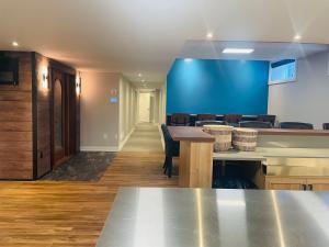 um restaurante com uma parede azul e mesas e cadeiras em Contemporary Queen Room Near Horseshoe Fall em Cataratas do Niágara