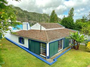 ein blau-weißes Haus mit einem Hof in der Unterkunft WelcomeBuddy - Casa Tia Néné - Green Glassyard in Lagoa