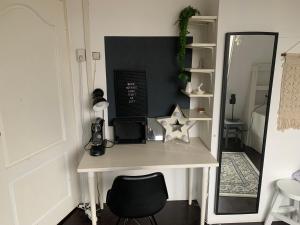 einen Schreibtisch in einem Zimmer mit Spiegel in der Unterkunft Van der Welle - Ndd in Amsterdam