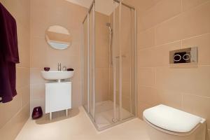 ein Bad mit einer Dusche, einem WC und einem Waschbecken in der Unterkunft Luxury, Spacious 2 Bed flat in London in London