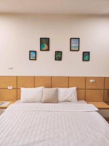 una camera con un letto con quattro quadri sul muro di Căn hộ view biển Travel Green- TMS Quy Nhơn a Quy Nhon