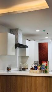 Кухня или кухненски бокс в One Bed Appartment in GoldCrest Mall and residency DHA Lahore