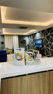 eine Arbeitsplatte mit Kisten darüber in der Unterkunft One Bed Appartment in GoldCrest Mall and residency DHA Lahore in Lahore