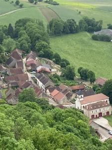 una vista aérea de una localidad con casas y árboles en Marionnette, 