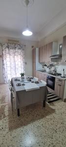 卡塔尼塞塔的住宿－CASA VACANZE PIAZZA GRAZIA，厨房中间设有桌子