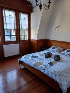 sypialnia z łóżkiem z psem w obiekcie Les Grands Ducs w mieście Trouville-sur-Mer
