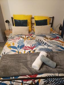 łóżko z ręcznikiem na górze w obiekcie Le Cocooning w mieście Vierzon
