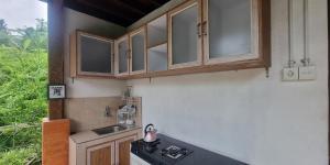 Kuchyň nebo kuchyňský kout v ubytování Pandawa Villas Ubud