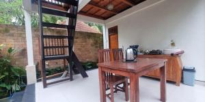 Příslušenství pro přípravu čaje a kávy v ubytování Pandawa Villas Ubud