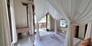 Postel nebo postele na pokoji v ubytování Pandawa Villas Ubud