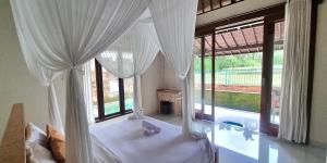 Postel nebo postele na pokoji v ubytování Pandawa Villas Ubud