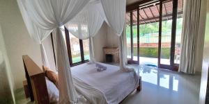 Postel nebo postele na pokoji v ubytování Pandawa Villas Ubud