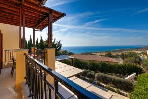 een balkon met uitzicht op de oceaan bij 1 bedroom Apartment Pyrgos with beautiful sea and sunset views, Aphrodite Hills Resort in Kouklia