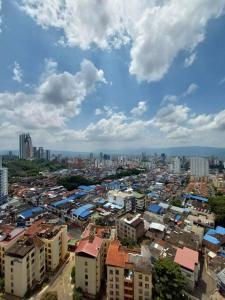 una ciudad con edificios altos y un perfil urbano en Apartaestudio piso 19 con vista panoramica, en Sotomayor