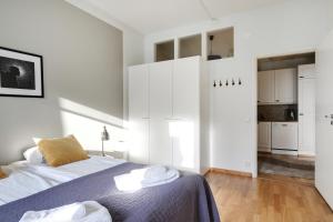 Voodi või voodid majutusasutuse Kotimaailma Apartments Kamppi - 2BR city center toas